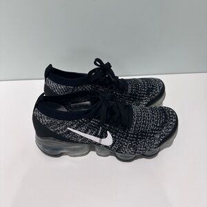 Nike - size 7 - women’s vapor max knit
